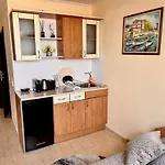 Beachfront In Marina Dinevi 아파트 *