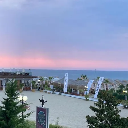 Beachfront In Marina Dinevi 아파트