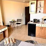 Beachfront In Marina Dinevi 公寓